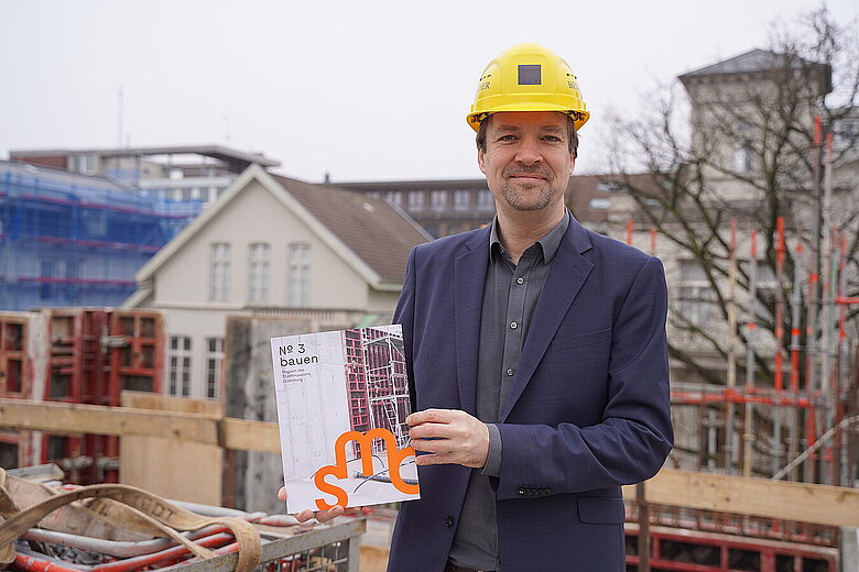 Dr. Steffen Wiegmann mit dem neuen Magazin © Stadtmuseum Oldenburg
